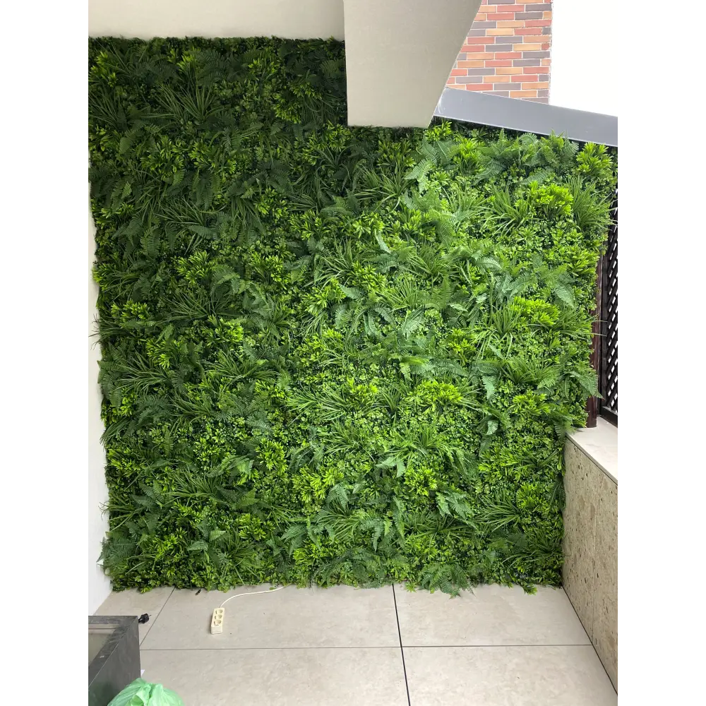 Perete panou verde artificial – Soluție decorativă pentru spații exterioare și interioare