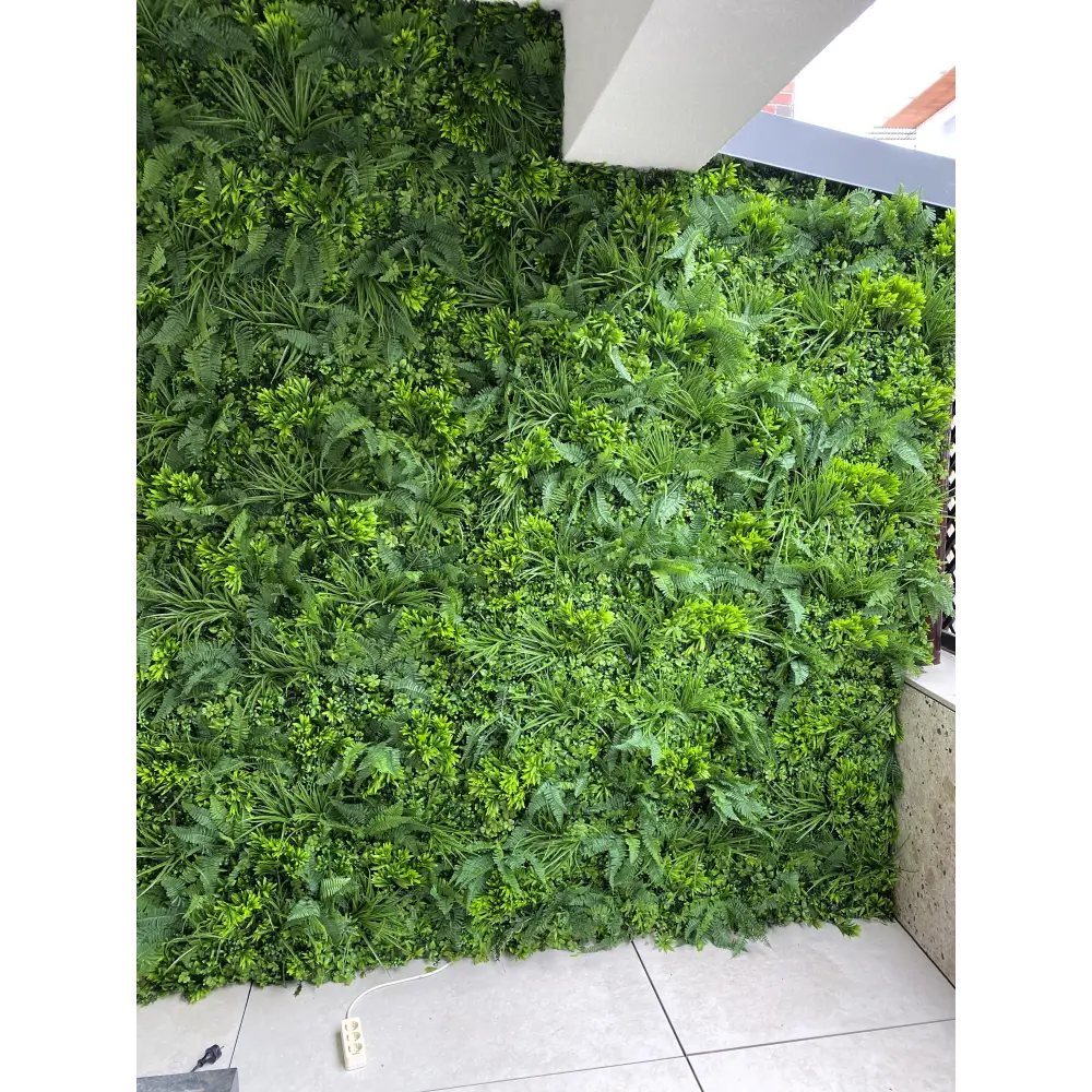 Perete panou verde artificial – Soluție decorativă pentru spații exterioare și interioare