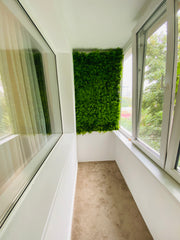 Balcon modern cu perete verde artificial decorativ, creat din plante sintetice

