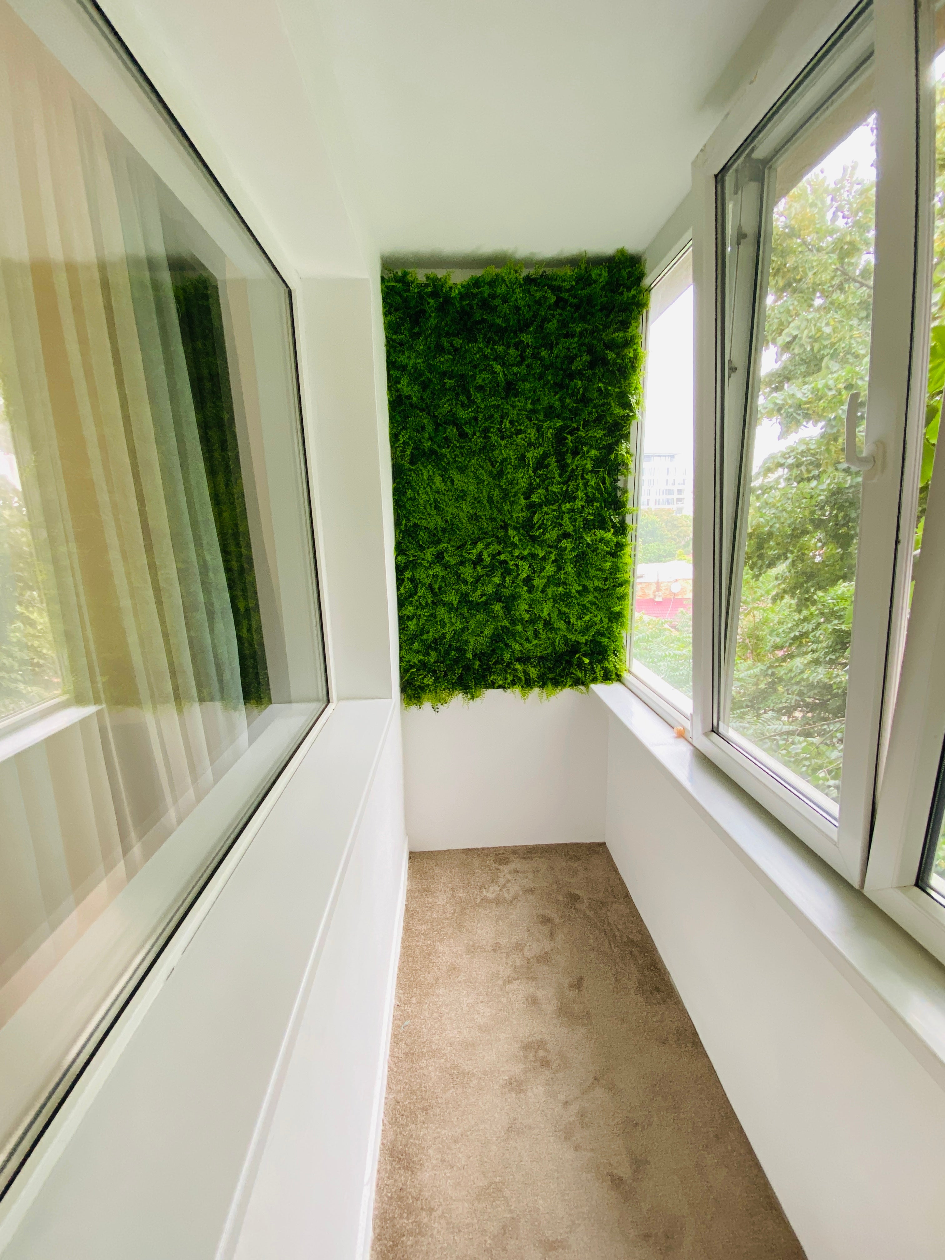Balcon modern cu perete verde artificial decorativ, creat din plante sintetice

