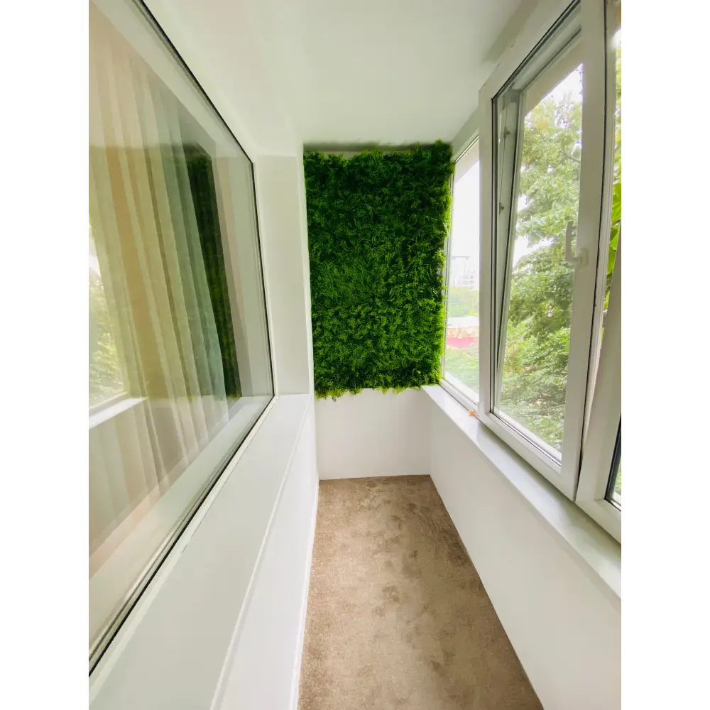 Balcon modern cu perete verde artificial decorativ, creat din plante sintetice

