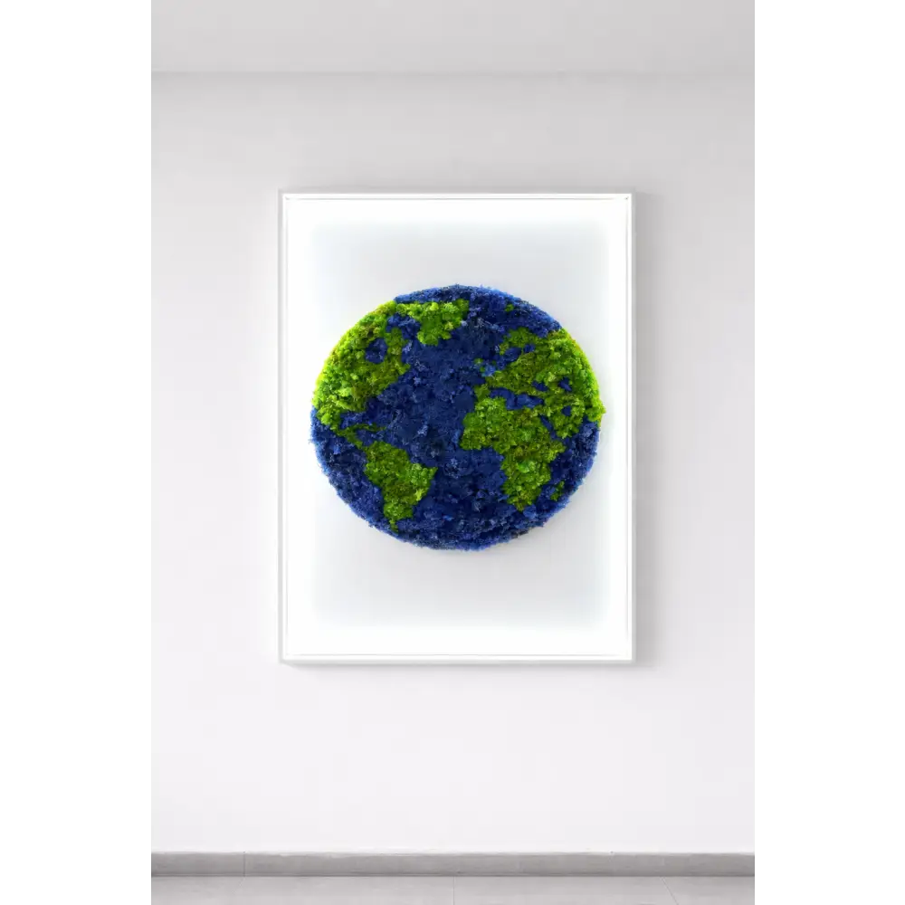 Tablou decorativ cu licheni stabilizați reprezentând planeta Pământ, iluminat LED.