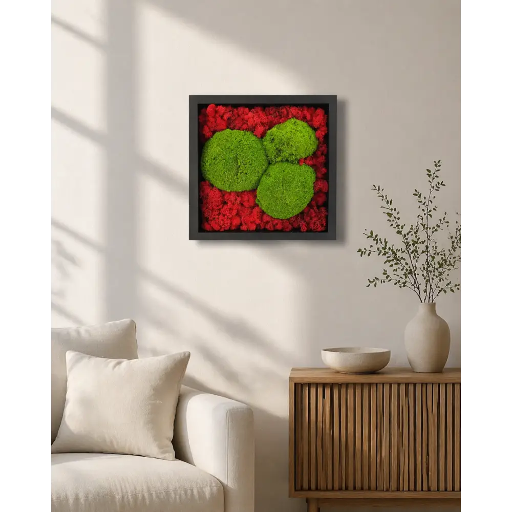 Tablou decorativ cu licheni stabilizați 30x30 cm, mușchi verde și licheni roșii, ramă neagră modernă