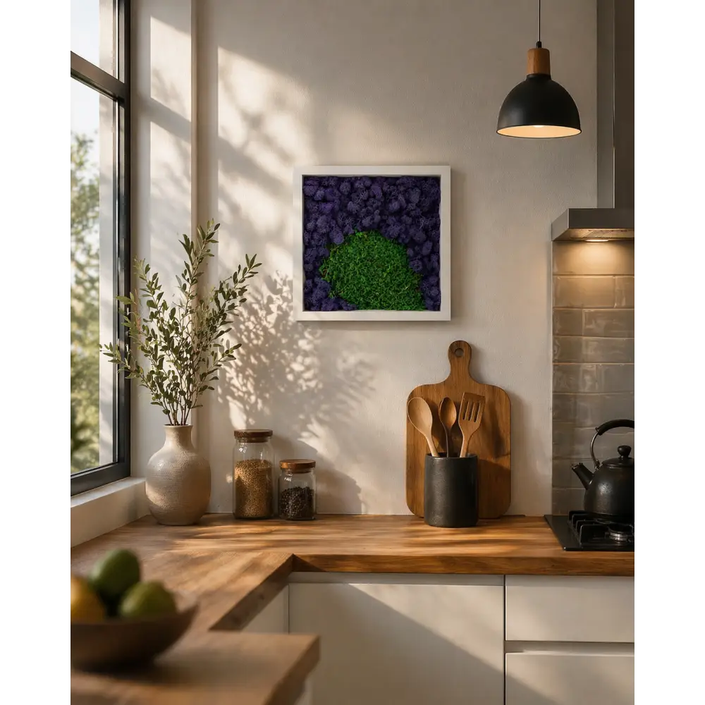 Tablou decorativ cu licheni stabilizati mov si muschi verde, montat pe perete intr-o bucatarie moderna luminoasa