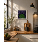 Tablou decorativ cu licheni stabilizati mov si muschi verde, montat pe perete intr-o bucatarie moderna luminoasa