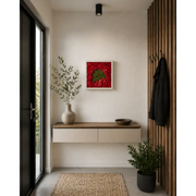 Tablou decorativ cu licheni stabilizați roșii și mușchi verde, format 30x30 cm, montat pe perete într-un hol modern la intrare