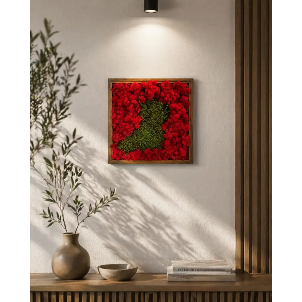 Tablou decorativ din licheni stabilizati rosii cu insert verde, montat pe perete intr-un living modern minimalist