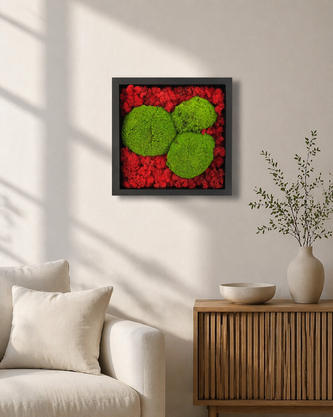 Tablou decorativ cu licheni stabilizați 30x30 cm, mușchi verde și licheni roșii, ramă neagră modernă