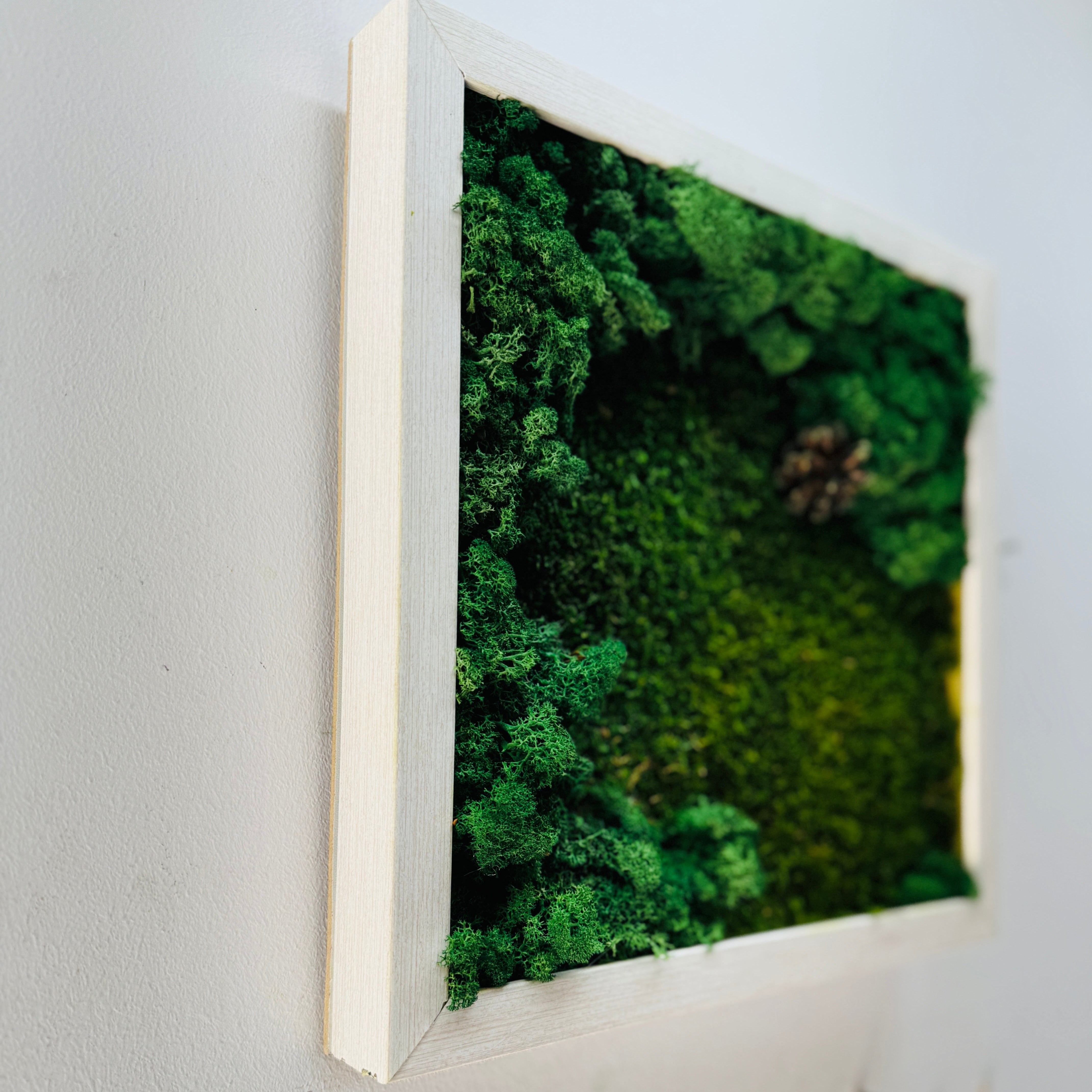 Detaliu rama alba cu insertii de lemn tablou 30x30 natur